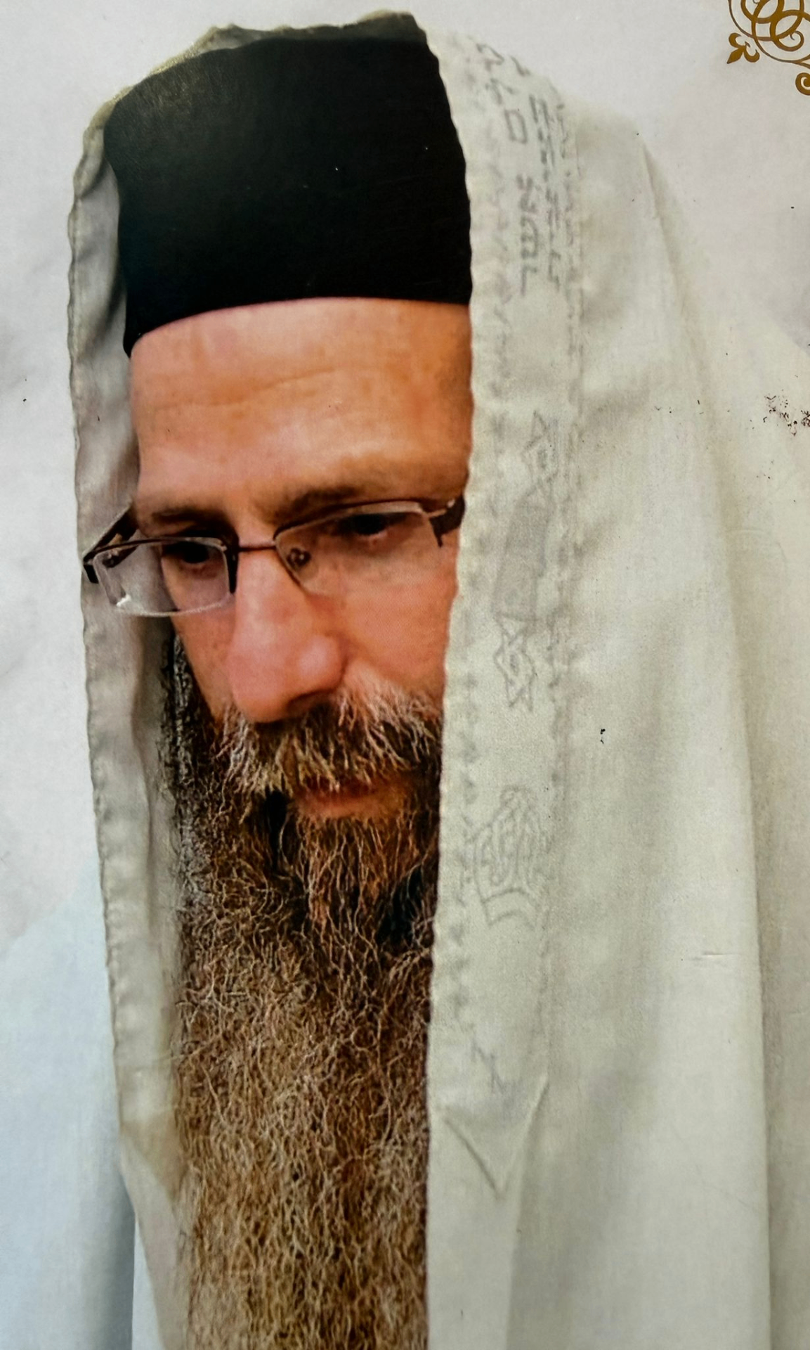 מורנו ורבינו הצדיק רבי מנשה אמון שליט״א עטוף בטלית